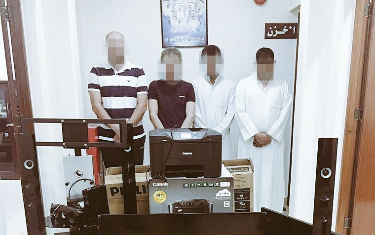 صورة | عصابة متخصصة في تزوير الإقامات والبطاقات المدنية والعملة الكويتية