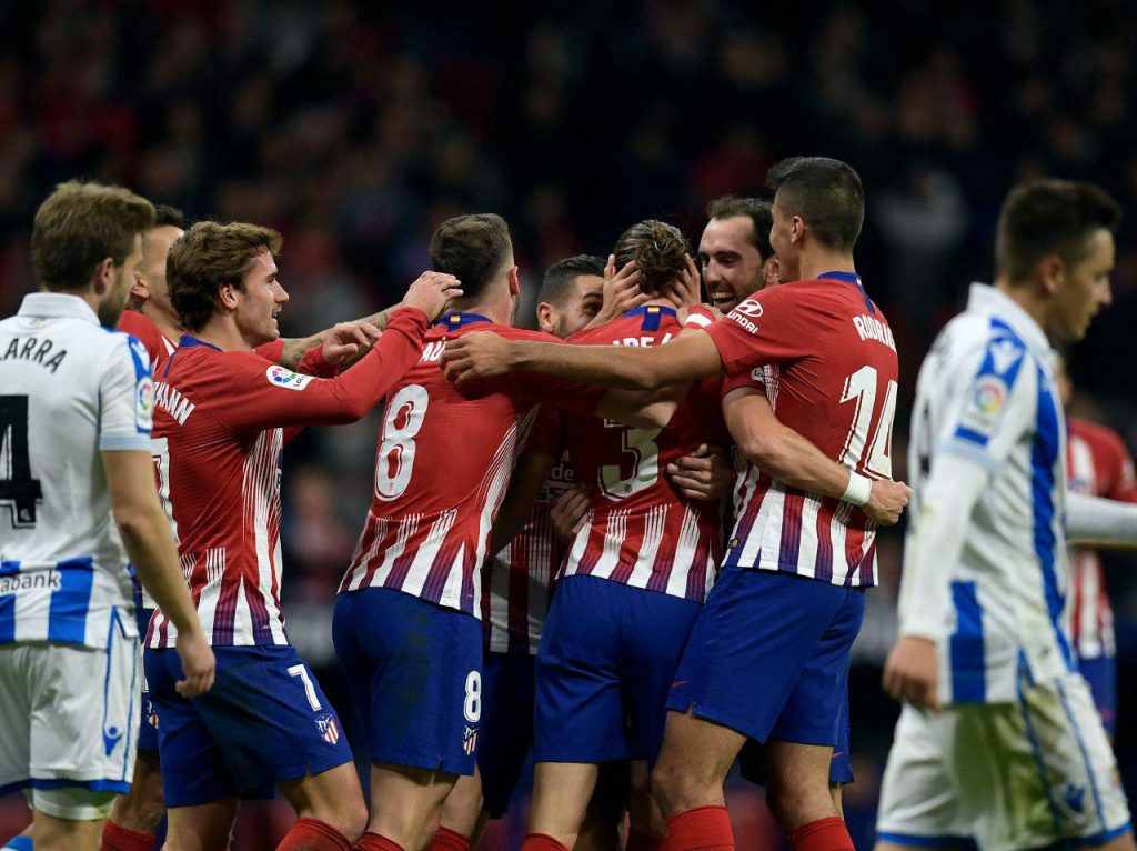 أتلتيكو مدريد يفوز على ريال سوسيداد ويتصدر الليجا قبل الكلاسيكو