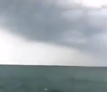 فيديو| غيوم رعدية في جزيرة أم المرادم