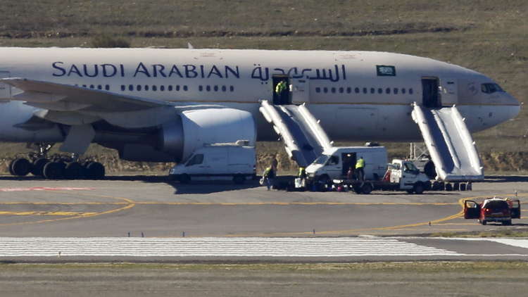 الخطوط السعودية تحظر السفر على راكب يرتدي الشورت