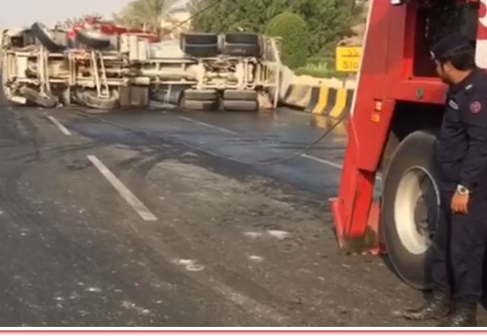 انقلاب شاحنة نقل خرسانة على طريق الشيخ زايد
