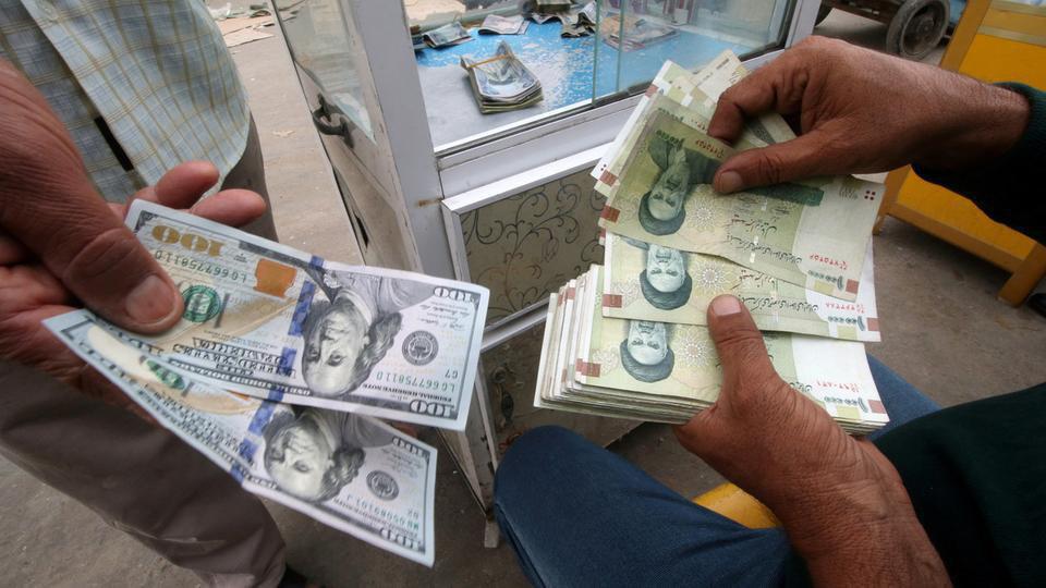 “المركزي العراقي” يمنع بيع الدولار للمتوجهين إلى إيران