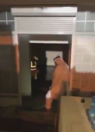 بالڤيديو | المياه تغرق منزل مواطن… والبلدية تسحب!