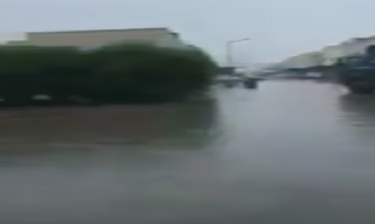 بالڤيديو | منطقة القصر تغرق في مياه الأمطار #مطر_الكويت