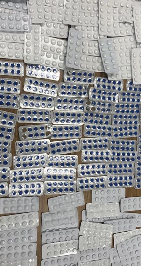 مواطنة تحاول المرور من المطار حاملة 3200 حبة مخدرات