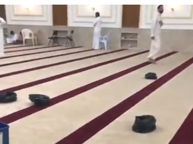 فيديو| الأمطار تداهم مصلين في مسجد جديد بمنطقة جابر الأحمد #صوت_المطر #ساعه_استجابه