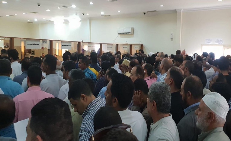 زحام شديد أمام مركز الضمان الصحي في منطقة الجابرية لليوم الثامن