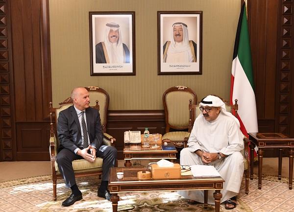 وزير الدفاع يستقبل المدير الإقليمي للبنك الدولي