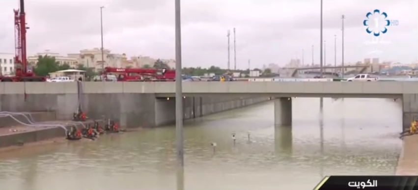 شاهد حاليًا.. المياه تغمر نفق المنقف والحركة المرورية مغلقة تحت الجسر #أمطار_الكويت