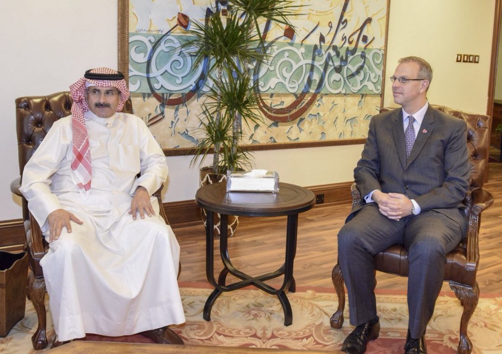 الشيخ مبارك الدعيج يبحث التعاون الإعلامي مع السفير الكندي