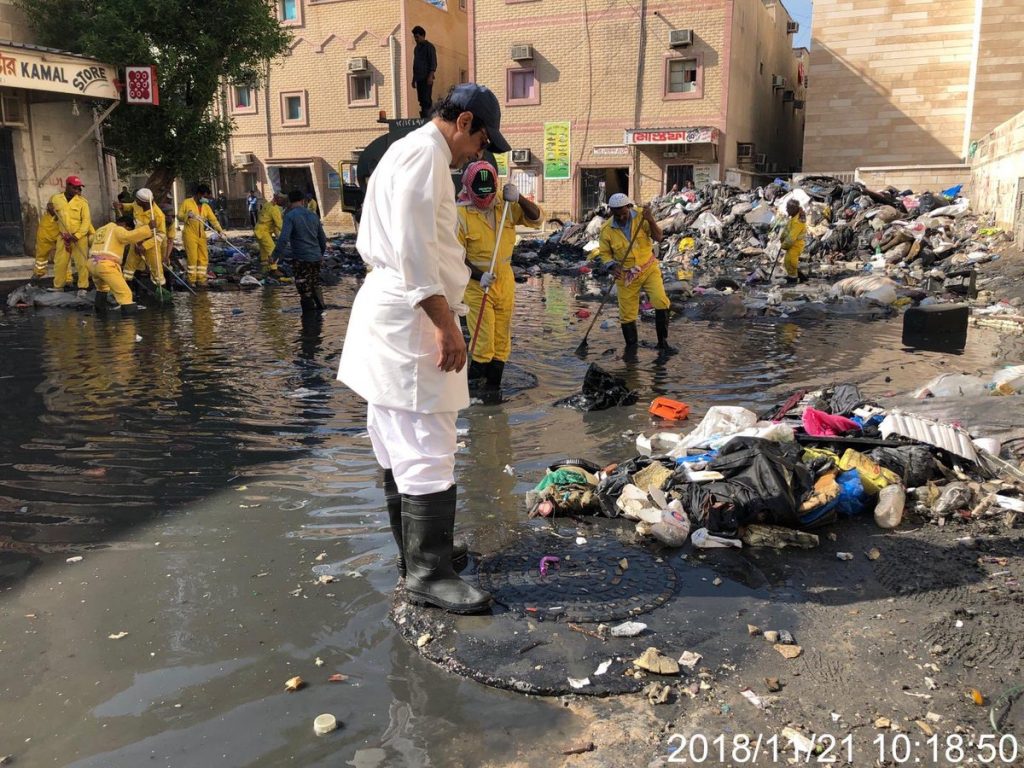 بالصور.. البلدية تنظف فتحات الصرف الصحي بـ #الجليب