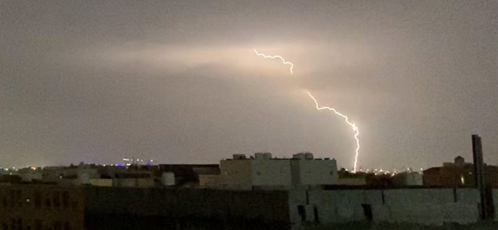 صورة| صواعق برق تضرب في سماء الكويت