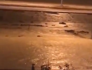 فيديو متداول| نهر يجري في #مدينة_صباح_الأحمد #صوت_المطر #ساعه_استجابه