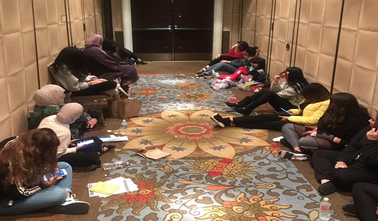 صورة | طالبات كويتيات يفترشن الأرض بعد منعهن من التصويت في #انتخابات_طلبة_أمريكا #NUKSUSA