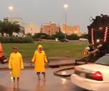 فيديو| صيانة الطرق بالأشغال تباشر سحب مياه الأمطار في #الجهراء