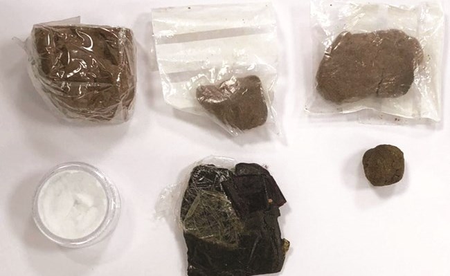 مواطن وخليجي من المطار إلى «المكافحة» بحشيش وكوكايين