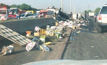 انقلاب شاحنة محملة بالمواد الغذائية يغلق إحدى حارات «السادس»