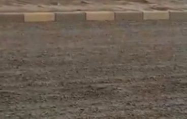 فيديو| الأسفلت يتفتت إلى حصى .. ويحول الطريق لرالي !