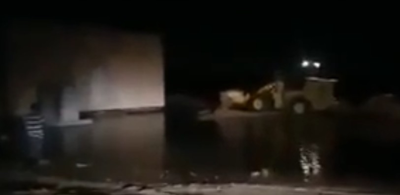 فيديو| سحب مياه الأمطار من أمام محولات الكهرباء بمنطقة كبد