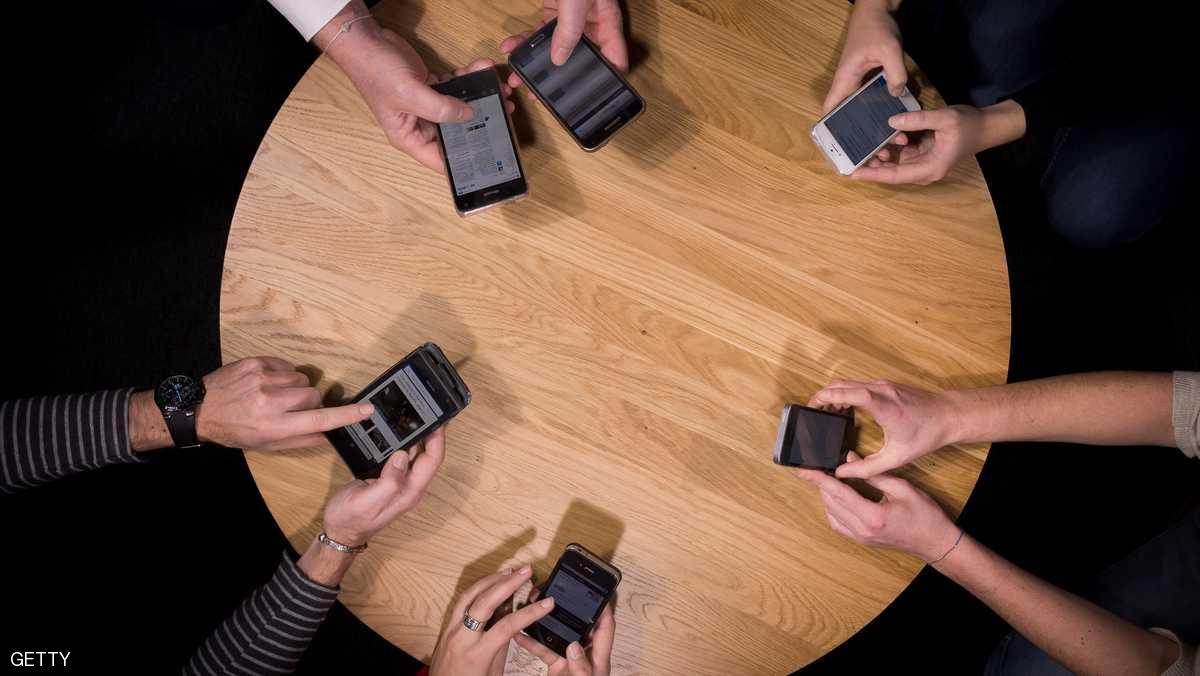 الهواتف الجوّالة “تسبب السرطان”.. وخبراء يقدمون الحل