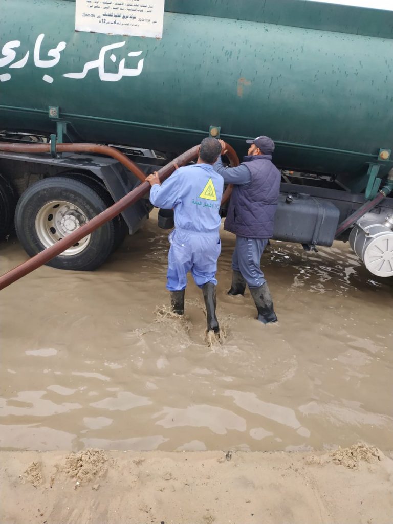 بلدية الأحمدي تسحب مياه الأمطار من جسر الأحمدي الفحيحيل.. الآن #امطار_الخير #مطر_الكويت