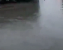 ارتفاع منسوب المياه في العديد من الشوارع #مطر_الكويت