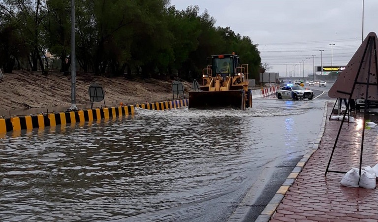 البلدية تواصل عمليات سحب المياه من الشوارع وعمل سواتر ترابية لحجز المياه #أمطار_الكويت