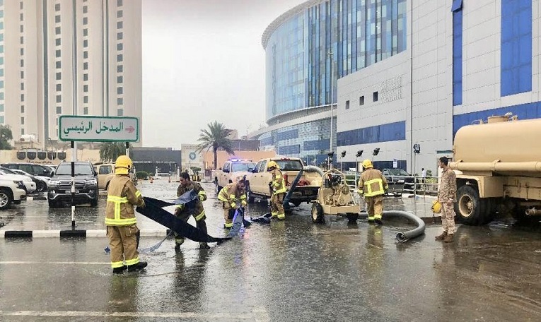 “الدفاع المدني” تتلقى 2978 بلاغًا وتتستخدم المدارس كمقرات للإيواء #أمطار_الكويت #الخميس