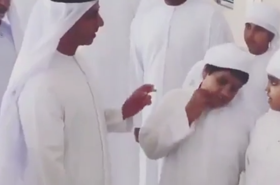 فيديو | حوار بين وزير الداخلية الإماراتي وتلميذ “الأخير على صفه”