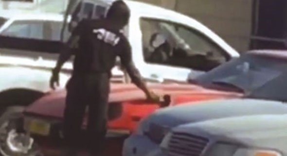 تحديد هوية المشتبه به في سرقة أجزاء من مركبات محجوزة.. ومصوّر المقطع
