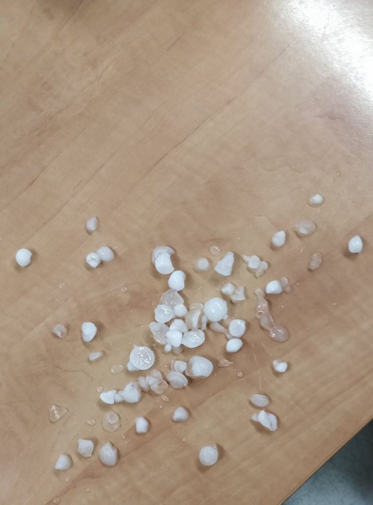 صورة| تساقط برد في مطار الكويت #مطر_الكويت #امطار__الكويت