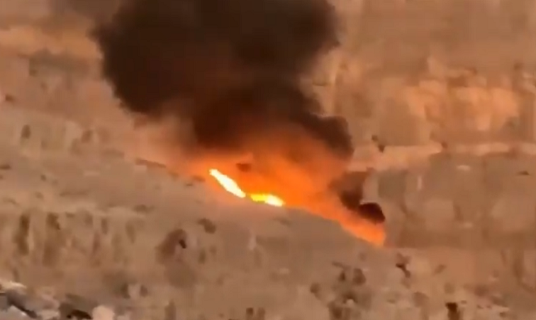 بالڤيديو | #الإمارات: سقوط طائرة في جبل جيس ومصرع طاقمها