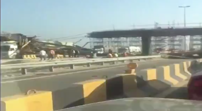 فيديو | سقوط جسر قيد الإنشاء على طريق #النويصيب