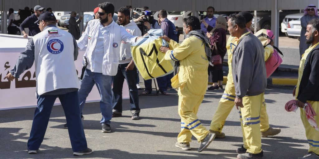“الهلال الأحمر” توزع الحقيبة الشتوية على العمال في القطاعات الصناعية والتجارية