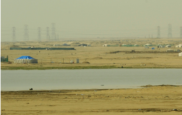 آثار أمطار الكويت الأخيرة.. بحيرات تضفي جمالا على رمال الصحراء الذهبية