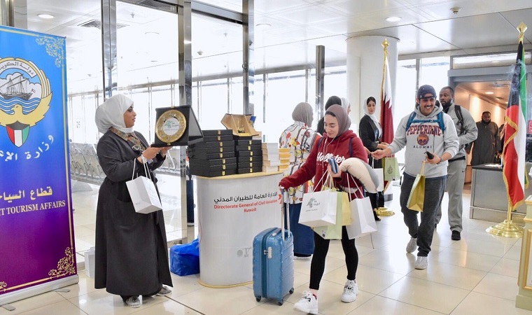 صورة | #الكويت تستقبل القادمين من #قطر بالورود والهدايا #اليوم_الوطني_القطري