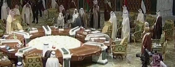 رئيس الوفد القطري يقبل رأس سمو الأمير #صباح_الاحمد #القمة_الخليجية_ال39