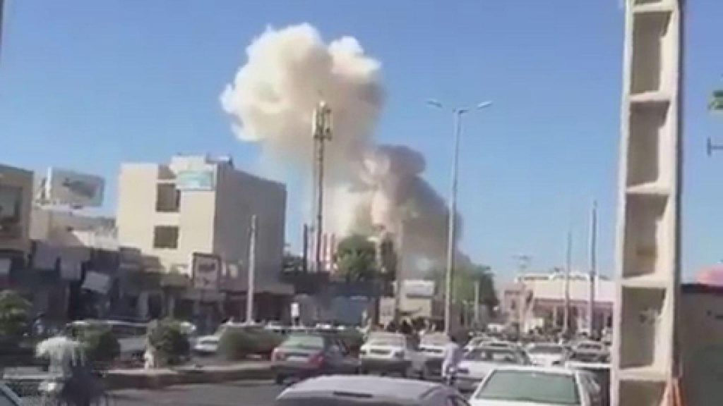 بالفيديو | مسلحون يتبادلون إطلاق النار مع الشرطة عقب تفجير سيارة بمدينة جابهار في إيران