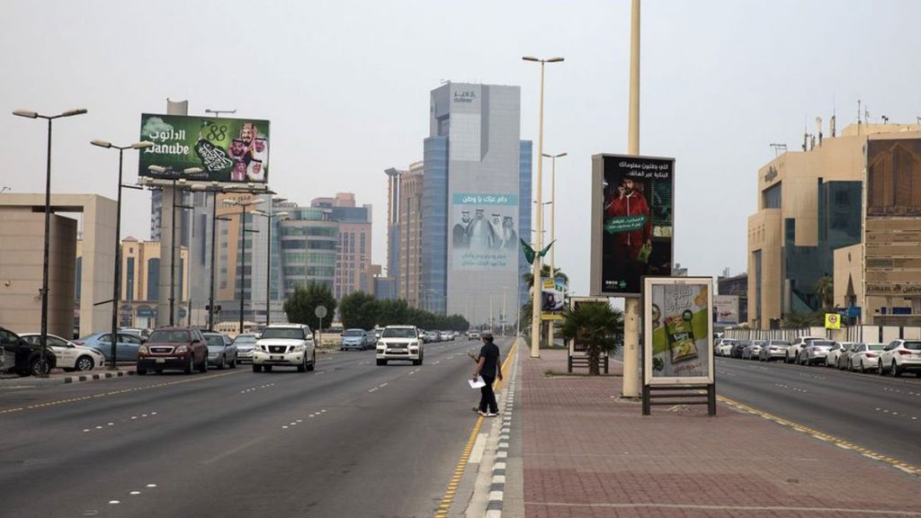 السعودية تراجع الرسوم على الوافدين لتقلّص اقتصاد المملكة