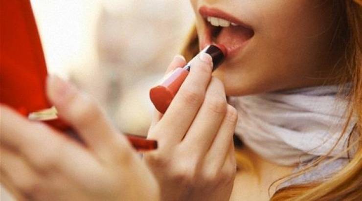 دراسة أمريكية تحذر: مساحيق التجميل تؤثر على الإنجاب