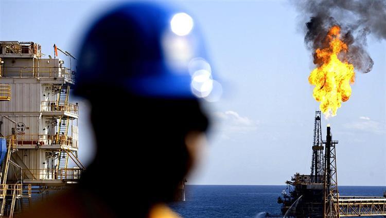 النفط ينزلق دون 50 دولاراً لأول مرة منذ صيف 2017