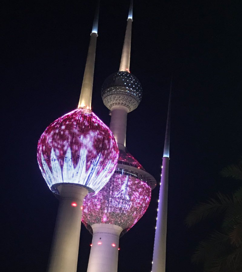 صورة | أبراج #الكويت تتزين بالعلم القطري كمشاركة في #اليوم_الوطني_القطري