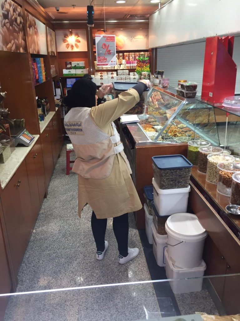إتلاف أغذية فاسدة في جمعيات تعاونية