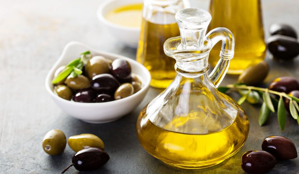 زيت الزيتون.. يقلل الإلتهابات ويقي من السرطان وأمراض القلب