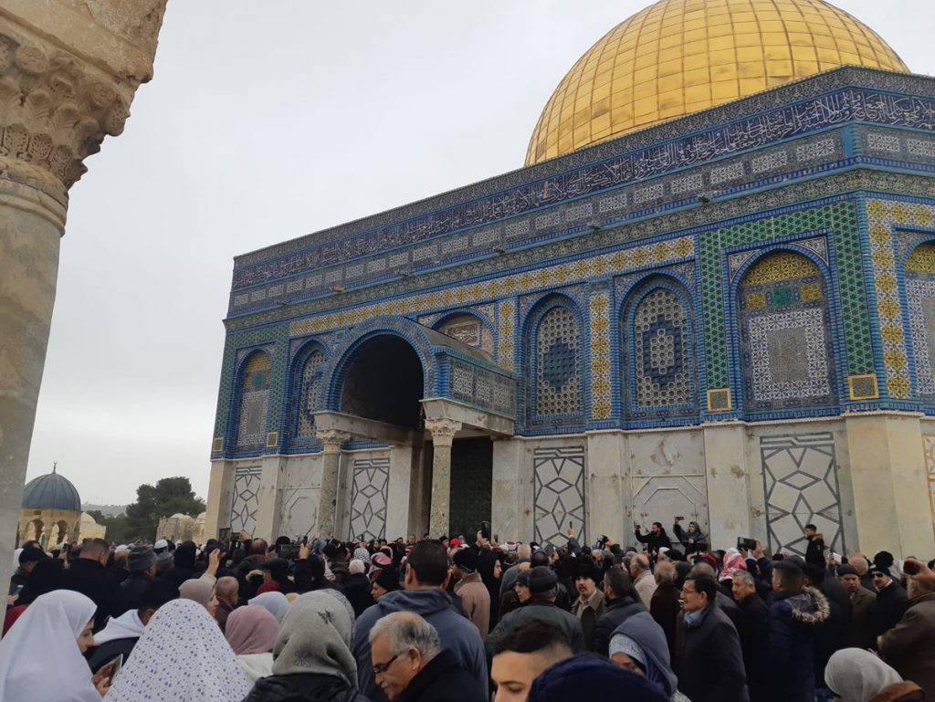 بينما يهرول العرب للتطبيع.. الاحتلال يحاصر مسجد قبة الصخرة ويمنع المصلين من الدخول