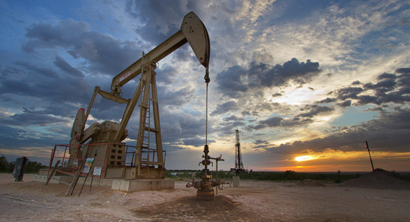 أسعار “النفط” تصعد قليلا رغم ضغوطات زيادة الإنتاج