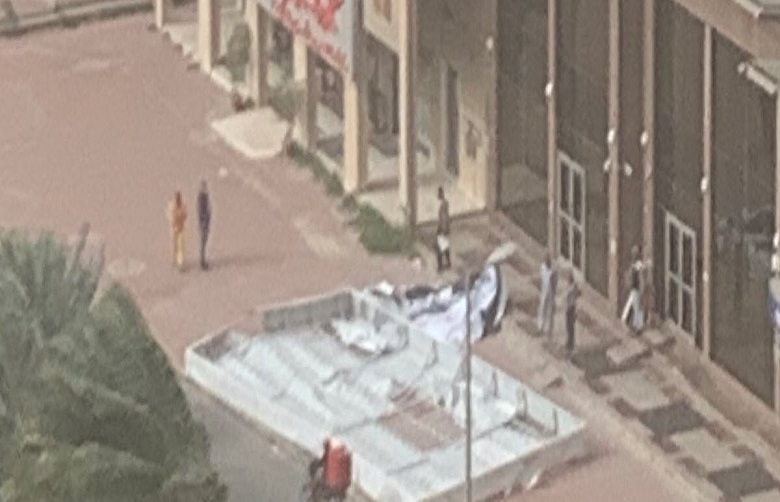 صورة | من ضحايا قوة الرياح.. لوحة إعلانات كبيرة في العاصمة