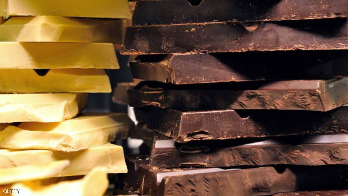 الشوكولاتة الداكنة أم البيضاء؟ العلم يساعدك على الاختيار