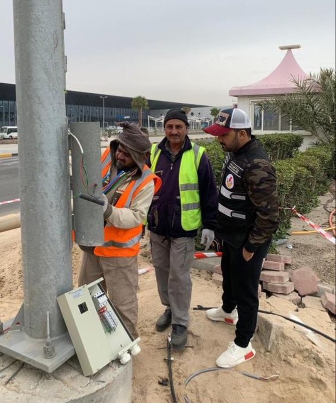 أعمدة إنارة جديدة على طريق المطار