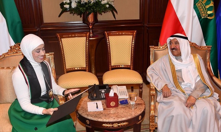 سمو الأمير يستقبل محاربة السرطان #شيماء_العيدي